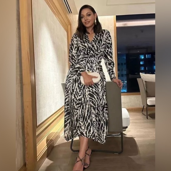 ZARA BLOGGERS’ FAVORITE SATIN EFFECT ANIMAL PRINT DRESS - Picture 2 of 16